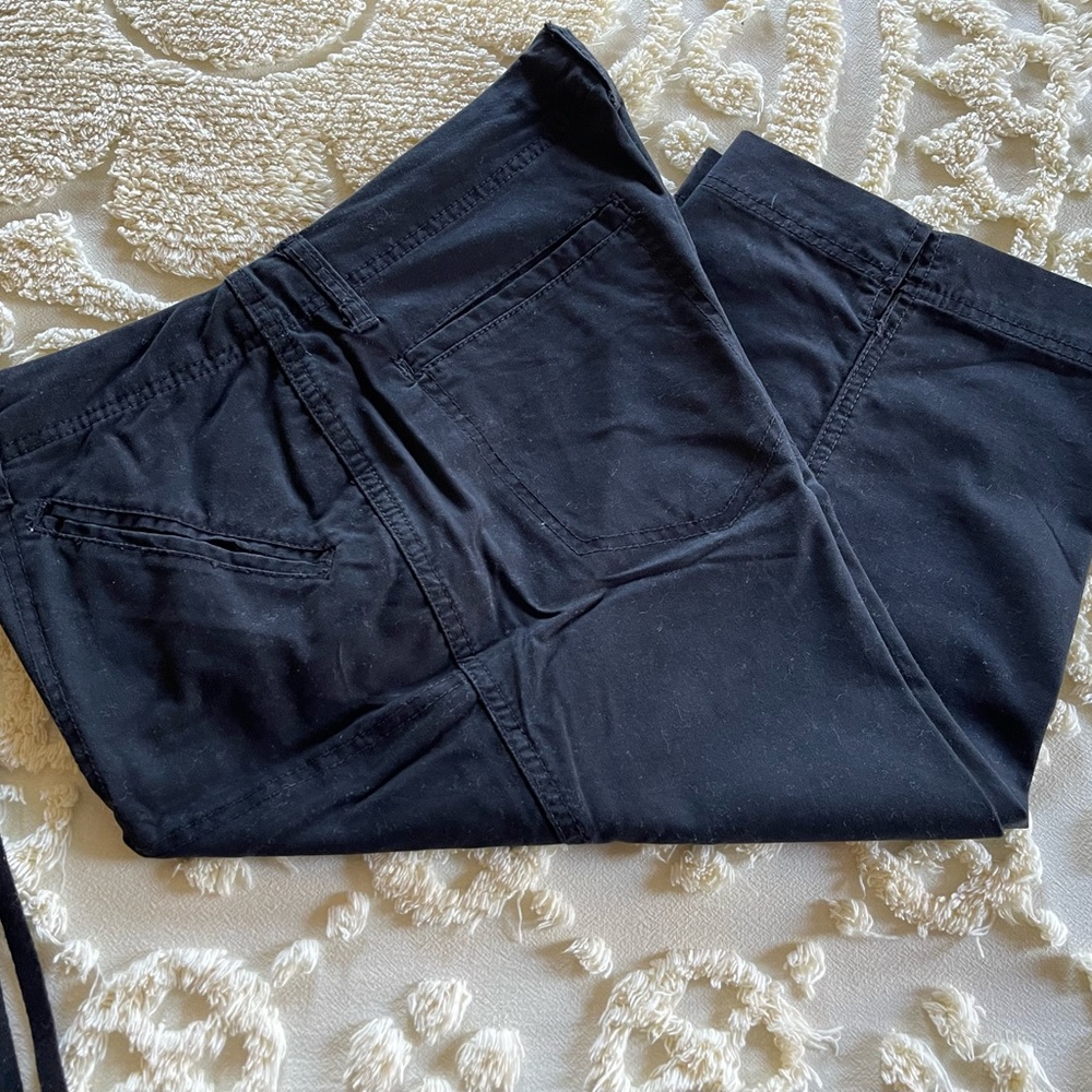 Black capri pants